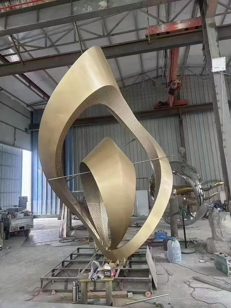 不锈钢雕塑在现代建筑中的魅力绽放